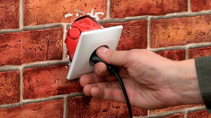 Что нужно сделать, если розетка постоянно выпадает из стены для дома и дачи,полезные советы