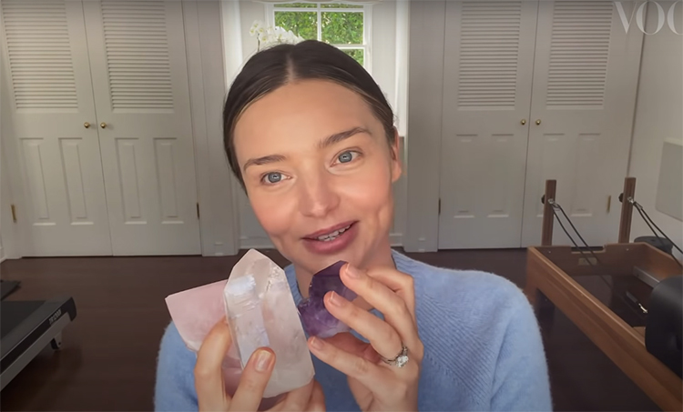 Камень гуаша, чайная ложка и массажная щетка: Миранда Керр рассказала, как подготовиться к свиданию в домашних условиях Красота,Уход за кожей и волосами