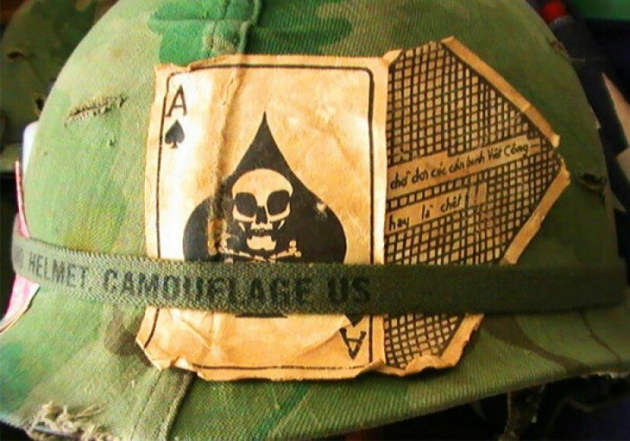 Для чего американцы во Вьетнаме носили на касках покерные карты