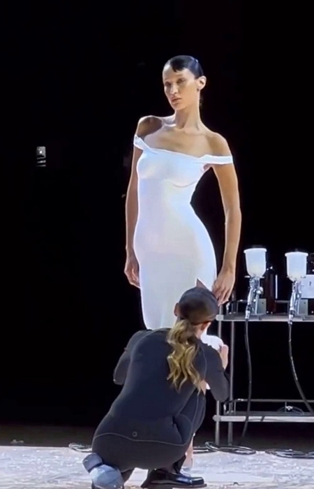 Платье из жидкого хлопка, нанесенное спреем на Беллу Хадид, произвело фурор на показе Coperni Новости моды