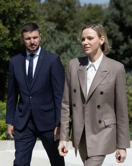 Княгиня Шарлен, князь Альбер II и члены монаршей семьи посетили приют для животных в Монако Шарлен, Альбер, князь, Монако, княгиня, Масси, животных, князя, приюта, семьи, Гримальди, Камилла, Стефания, принцесса, принцессы, ШарленКнягиня, МеланиАнтуанетта, IIКнягиня, Уиттсток, IIГарет