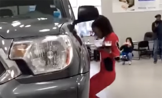 Девушка взяла в руки поднос с едой и прошла под легковым автомобилем: видео