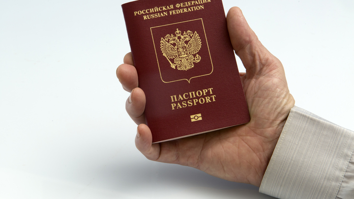 "Идеальное" лицо оставили для Instagram: В России вступили в силу новшества с паспортами