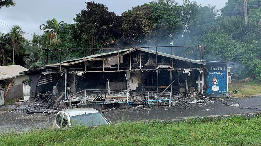 Трое погибли и сотни людей пострадали в беспорядках в Новой Каледонии