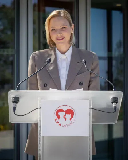 Княгиня Шарлен, князь Альбер II и члены монаршей семьи посетили приют для животных в Монако Шарлен, Альбер, князь, Монако, княгиня, Масси, животных, князя, приюта, семьи, Гримальди, Камилла, Стефания, принцесса, принцессы, ШарленКнягиня, МеланиАнтуанетта, IIКнягиня, Уиттсток, IIГарет