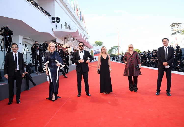 Маска, я тебя знаю: Кейт Бланшетт, Тильда Суитон и другие звезды на церемонии открытия Венецианского кинофестиваля Звезды,Красная дорожка