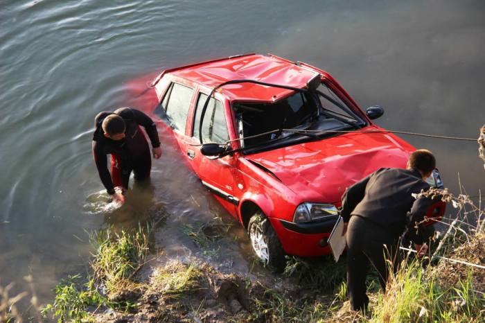 Как выбраться из тонущего автомобиля: 3 совета, которые могут спасти Как выбраться из тонущего автомобиля: 3 совета, которые могут спасти авто и мото,происшествия,советы