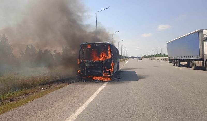 В Башкирии на трассе М-5 загорелся автобус с 22 пассажирами