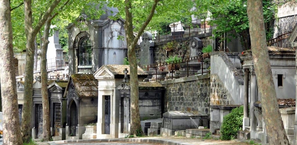 Необычные надгробные памятники 