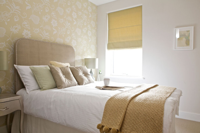 Небольшое пространство спальной комнаты нуждаются в визуальном расширении при помощи отделки в белоснежных тонах.