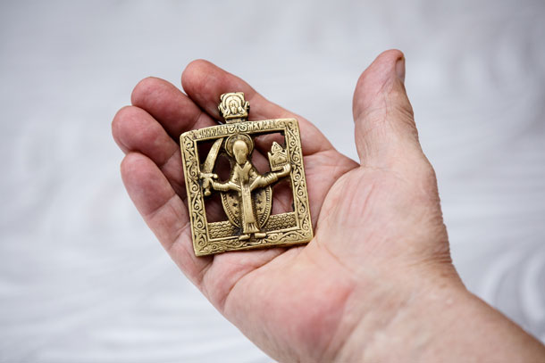 Оберег. На иконе в центре видна вмятина от пули