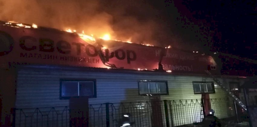Магазин «Светофор» сгорел в Рубцовске