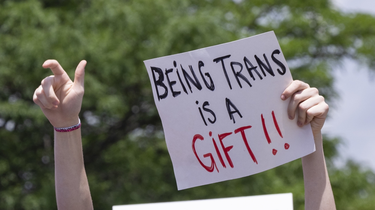 Школьный совет в Вирджинии кончился дракой и арестами из-за трансгендеров