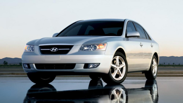 Корейский седан Hyundai Sonata пятого поколения (2004-2009 гг.).