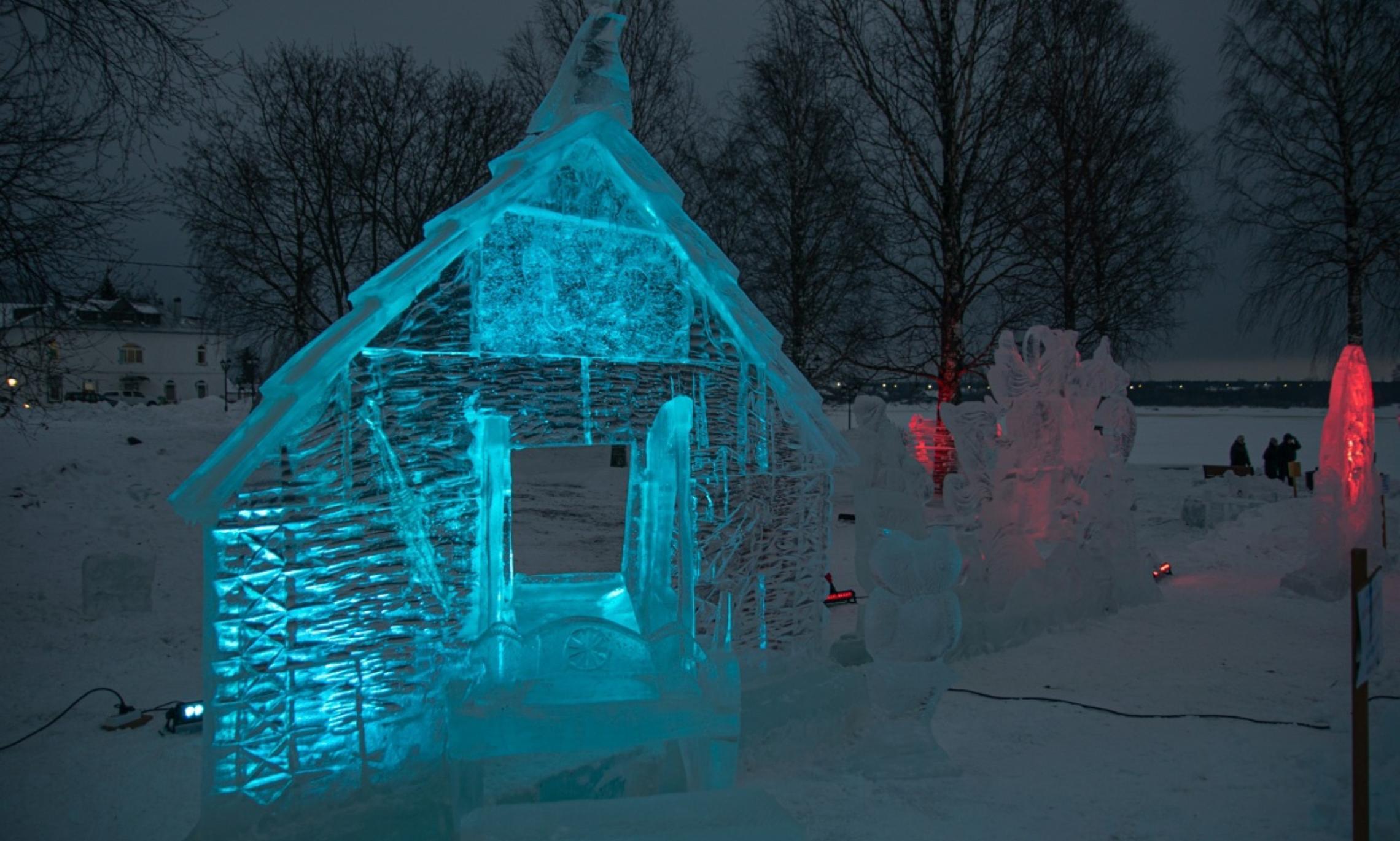 На набережной Каргополя появились новые ледовые фигуры благодаря фестивалю «Хрустальные звоны»