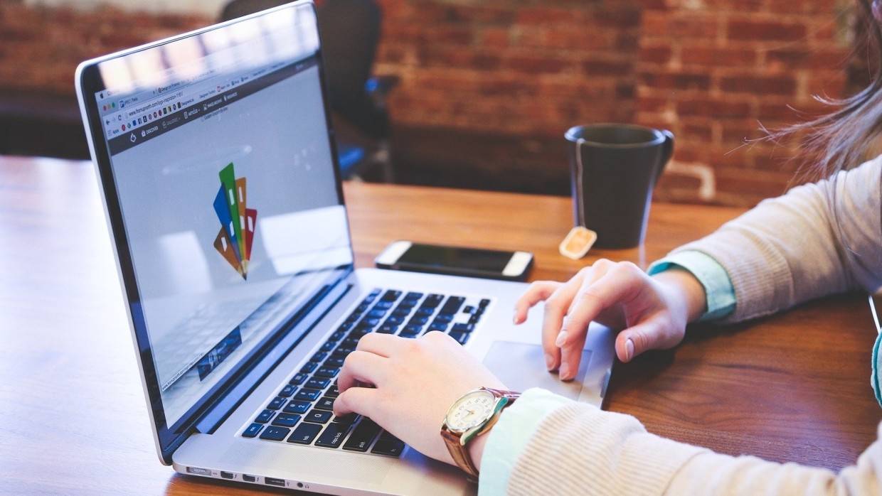 Власти Урала рекомендовали переводить на удаленку невакцинированных работников