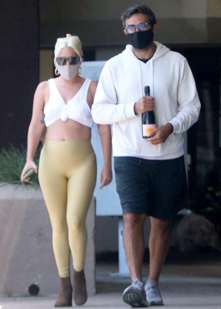 Назло бодишеймерам: Леди Гага закупилась пиццей во время шопинга со своим бойфрендом Майклом Полански Звезды,Звездные пары