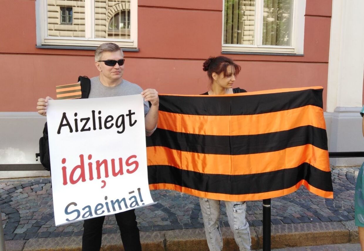 Плакат гласит: «Запретить идиотов в сейме!». Во время митинга-пикета у сейма Латвии против запрета георгиевской ленты. Рига, 18 июня 2020 