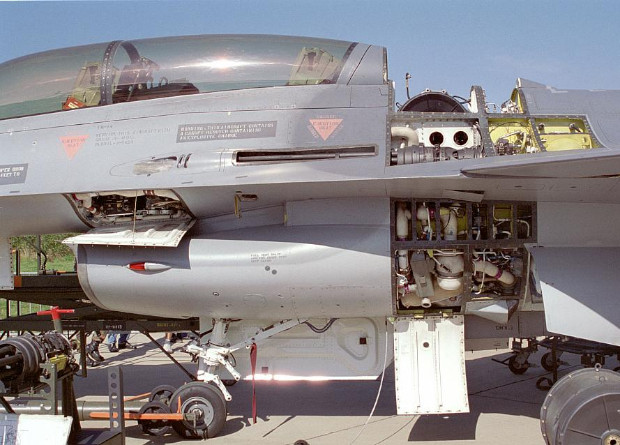 Голландский истребитель подстрелил сам себя Голландский истребитель подстрелил сам себя Авиация