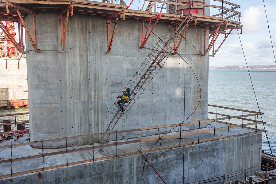 Стройка моста. Опора моста. Возведение моста. Сооружение опор мостов. Ригель опоры моста.