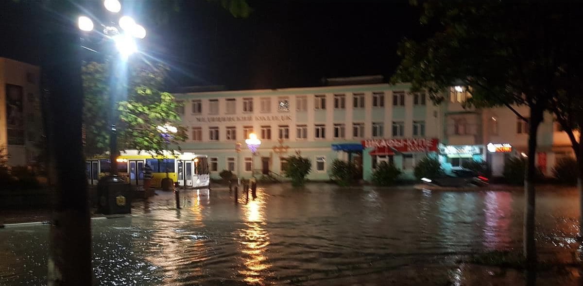 Спустя почти два месяца после сильнейшего наводнения на Керчь снова обрушилась непогода, передает корреспондент...