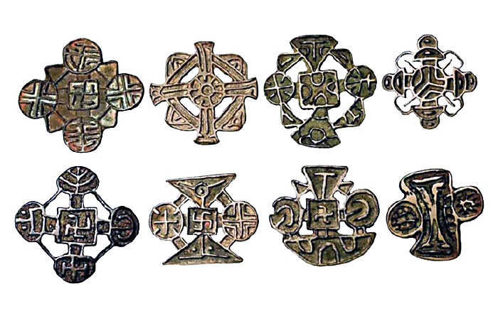 Несторианские кресты и печати со свастикой, что говорит о синкретизме несторианства и буддизма в некоторых регионах распространения несторианства.