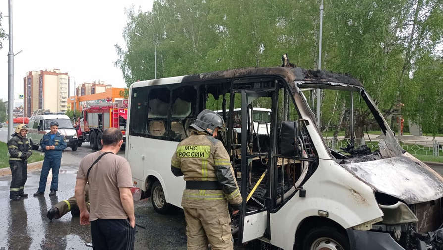 Под Новосибирском маршрутка с пассажирами загорелась на ходу