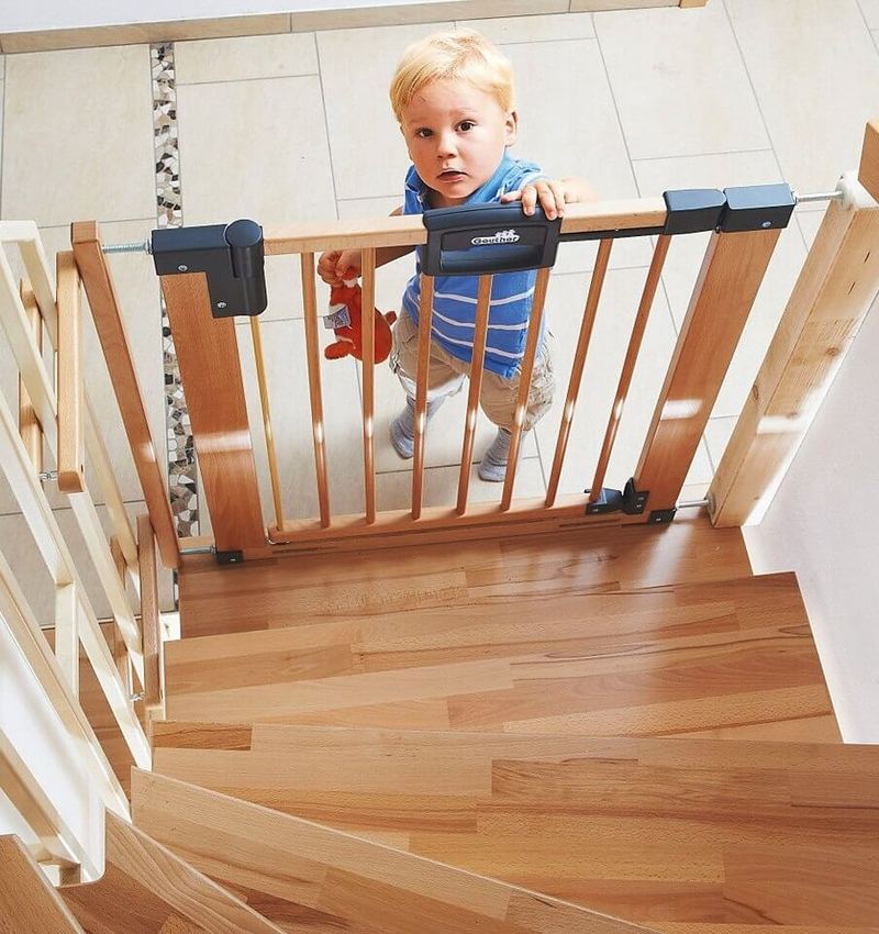 как закрыть лестницу от ребенка фото