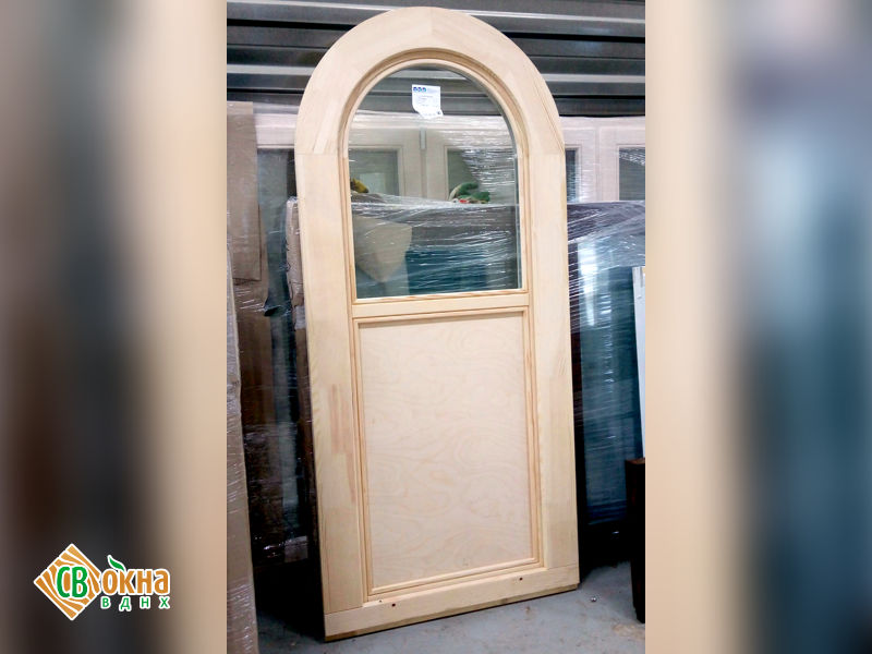 Арочные окна ОСП и входная дверь в бане-бочке