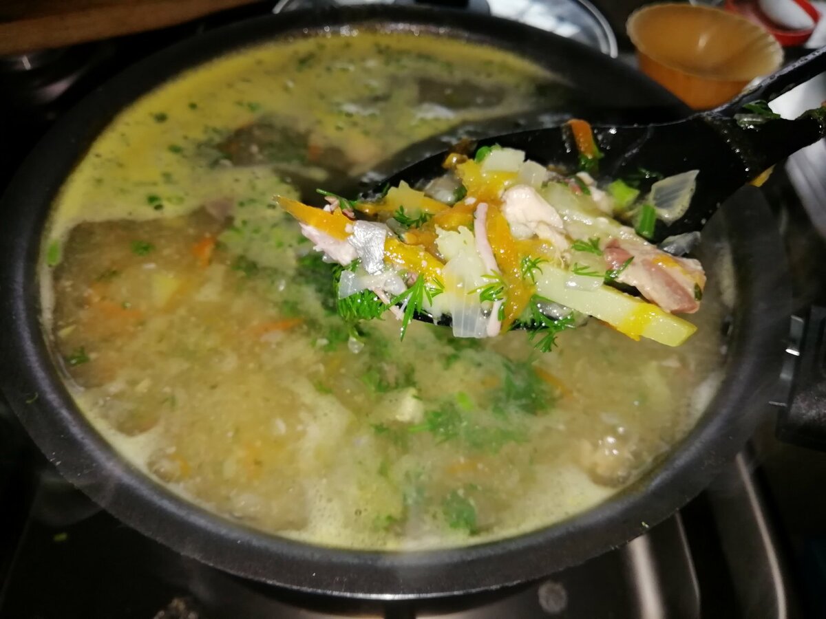 Простой, быстрый и дешевый суп, который накормит всю семью. Цена вопроса 50 рублей и 10 минут времени