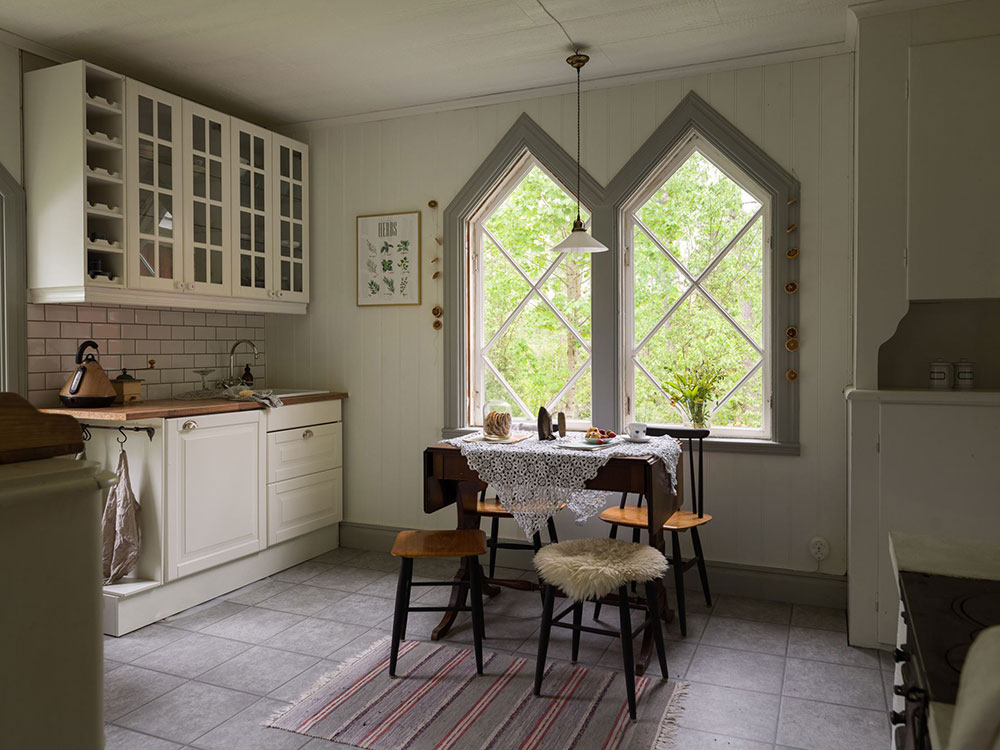 Маленький дачный домик с оригинальными окнами в Швеции идеи для дома,интерьер и дизайн