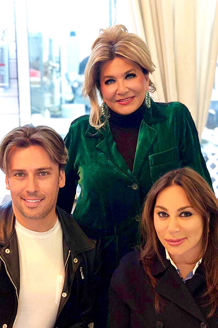 За столиком в любимой кафешке: Алла Пугачева, Максим Галкин и другие звезды на открытии кафе Валентина Юдашкина За столиком в любимой кафешке: Алла Пугачева, Максим Галкин и другие звезды на открытии кафе Валентина Юдашкина Хроника