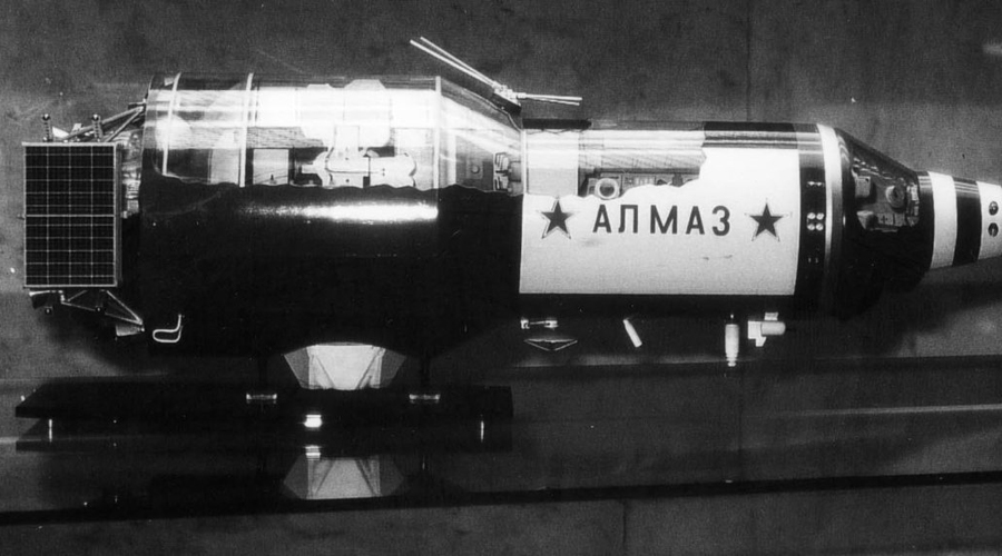 Алмаз: секретная космическая станция СССР ОКБ52, орбиты, станция, станцию, боевой, прямо, прекратить, начали, учетом, пришлось, разработку, беспилотной, направлении, работы, космонавтапилота, станции, Примерно, изначально, проектировать, собирались