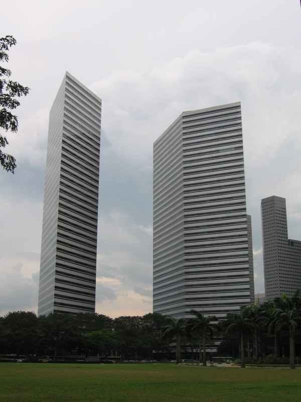 Плоское здание в Сингапуре, которое не дает покоя пользователям сети