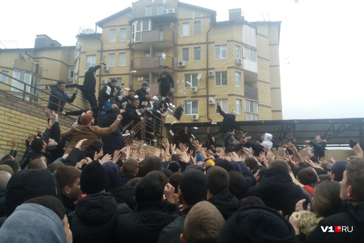 "Теперь скажите, что любите меня!" Сотни подростков и парящие банкноты-в Волгограде чеченский блогер раскидал деньги общество,россияне