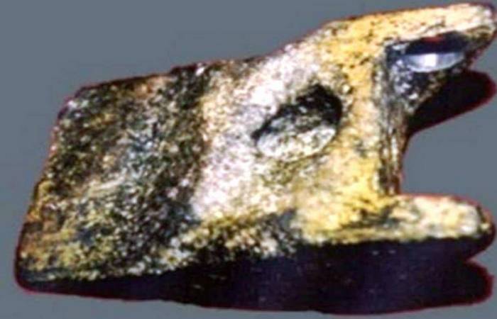 Неразгаданная тайна алюминиевого клина из Айюда. Неразгаданная тайна алюминиевого клина из Айюда.