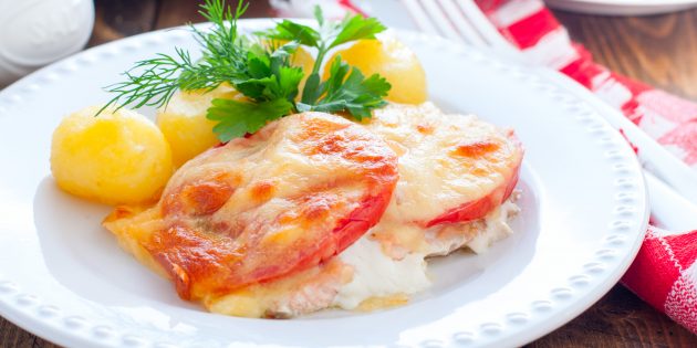 Горбуша в духовке с помидорами и сыром: простой рецепт