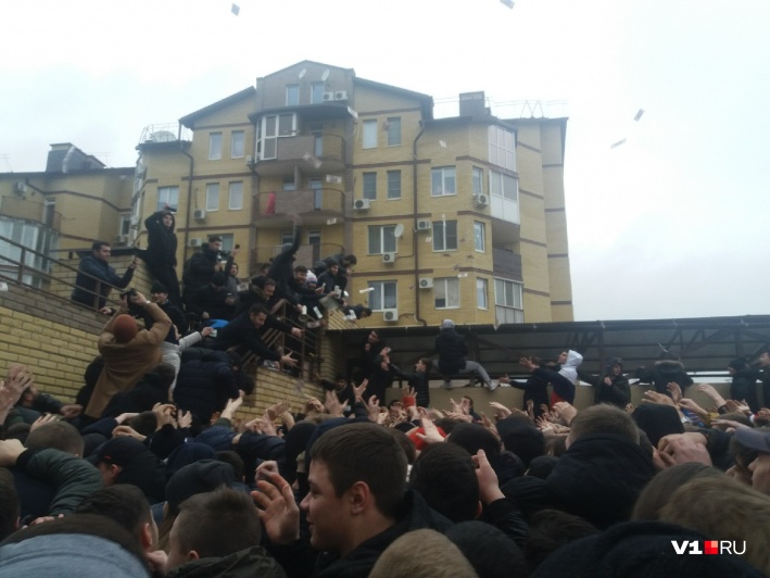 "Теперь скажите, что любите меня!" Сотни подростков и парящие банкноты-в Волгограде чеченский блогер раскидал деньги общество,россияне