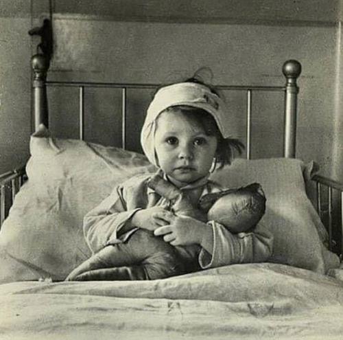 Во время блокады эту маленькую девочку из Ленинграда эвакуировали.