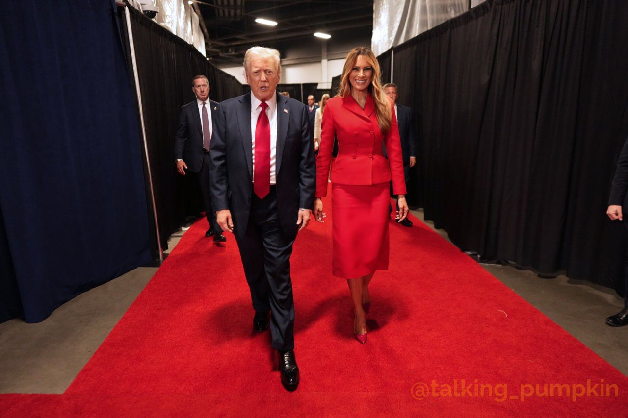Мелания Трамп впервые за последние два года появилась с мужем на публике