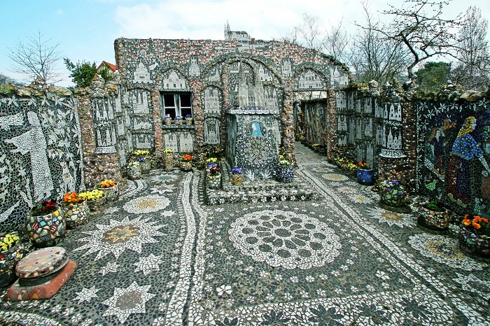Дом и весь двор декорированы мозаикой из кусочков стекла, фарфора и фаянса.
