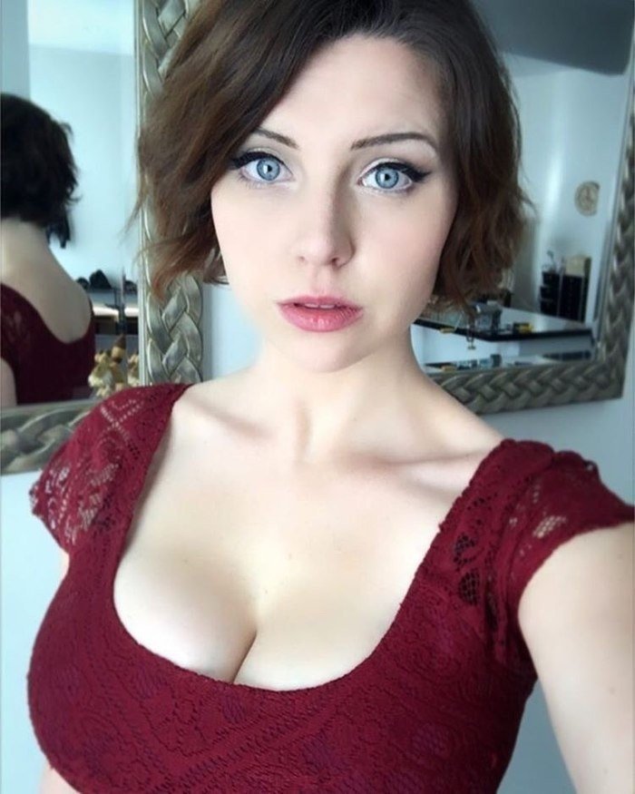 Goddess decollete: girls who can not look into their eyes Goddess decollete: girls who can not look into their eyes