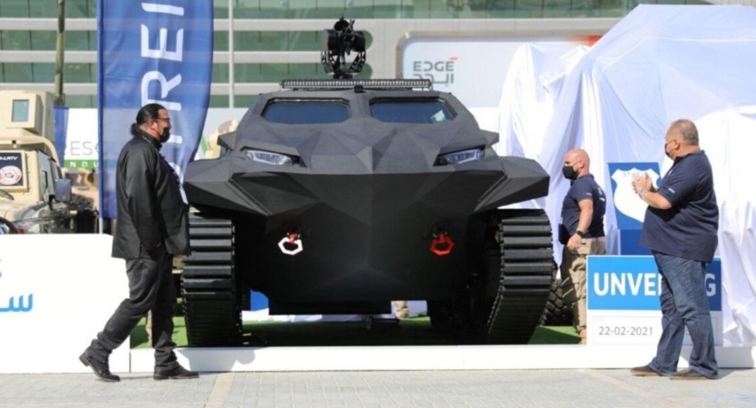 Стивен Сигал представил в ОАЭ бронированную амфибию-электромобиль