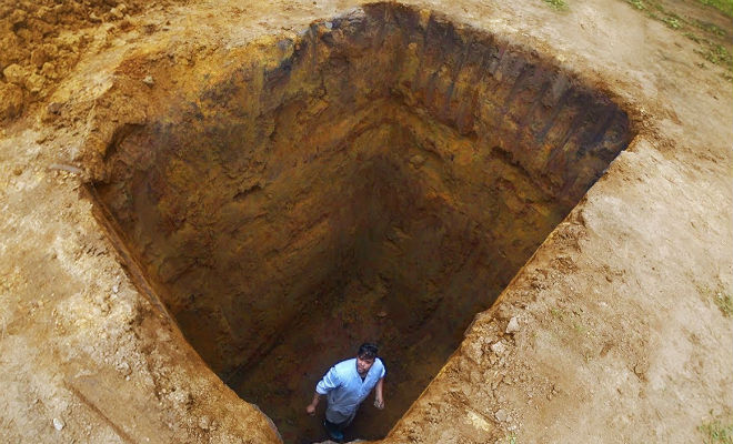 Парень выкопал яму глубиной 4 метра и показал как из нее выбраться без чужой помощи