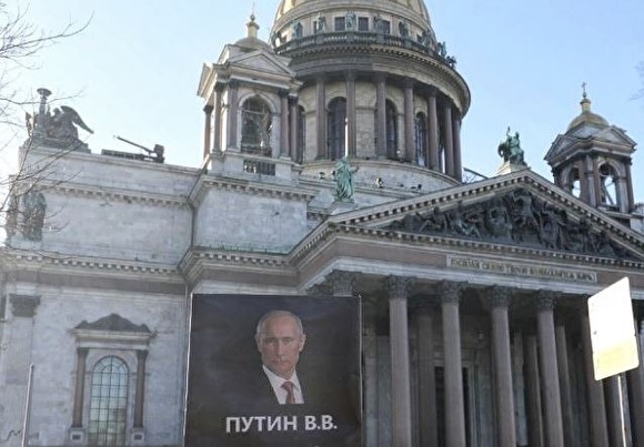«Надгробие» Путина установили в Санкт-Петербурге