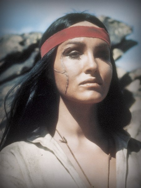 Джулия ньюмар в роли беспощадной немой индианки хешке «золото маккенны» (1969). актрисы