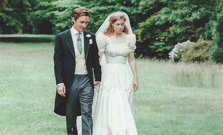 Сара Фергюсон поделилась тремя новыми снимками со свадьбы принцессы Беатрис