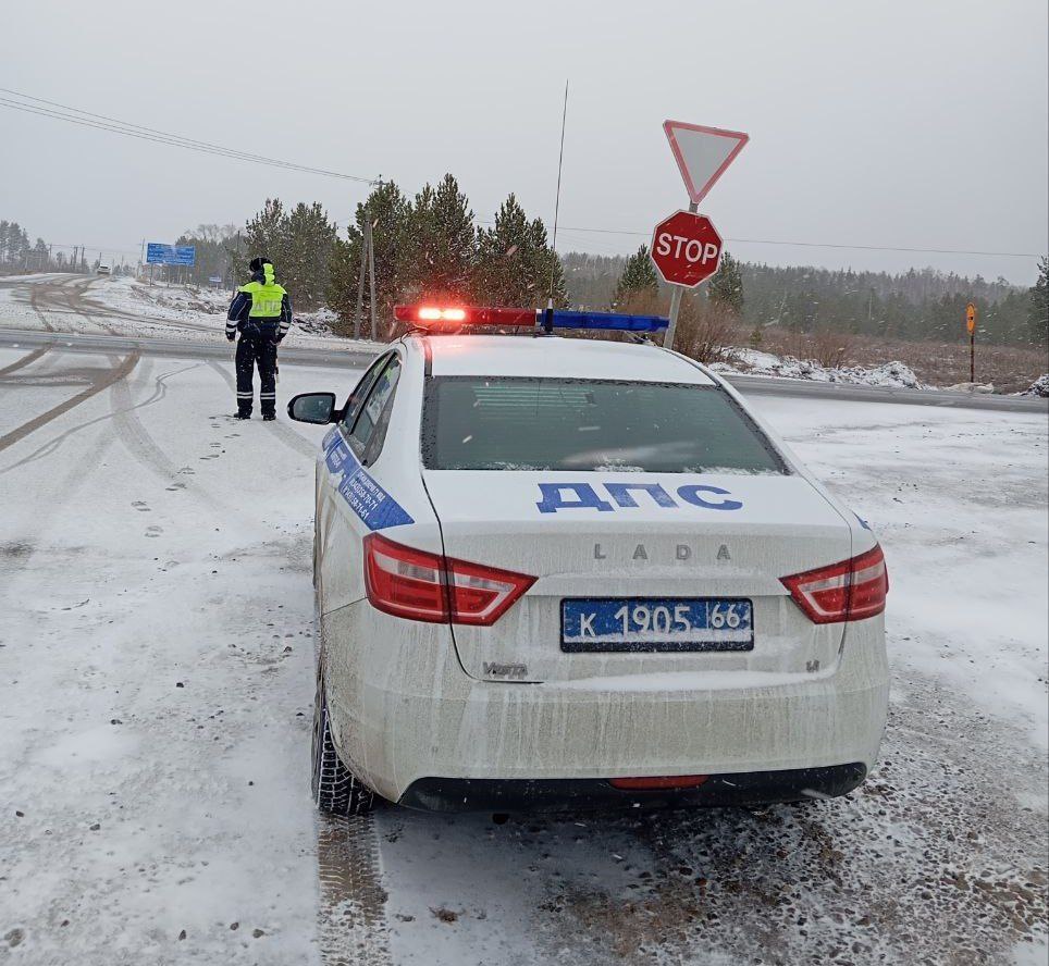 ГИБДД Свердловской области предупреждает водителей: на трассах снова гололёд и снежный накат