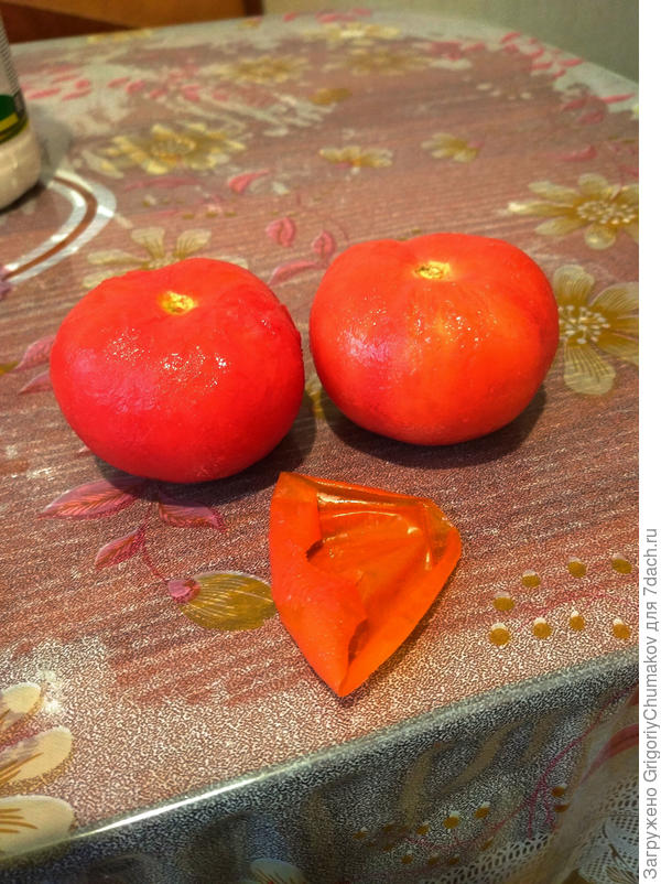 ошпаренные помидоры, рядом содранная шкурка