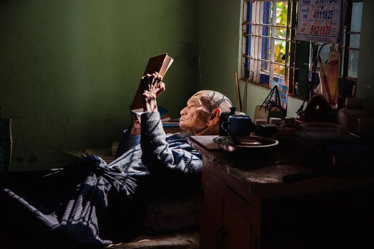 За книгой: фотограф собирает портреты читающих людей со всех концов света